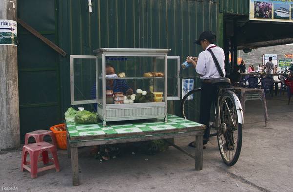 Bạn có thể ghé bất kì hàng quán nào để ăn sáng trên đảo.